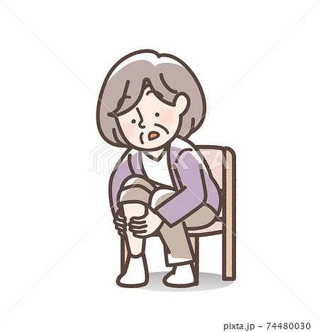 ふくらはぎをチェックするおばあさん 74480030