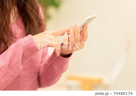 スマホを使うミドル女性 スマホを使うミドル女性 74480174