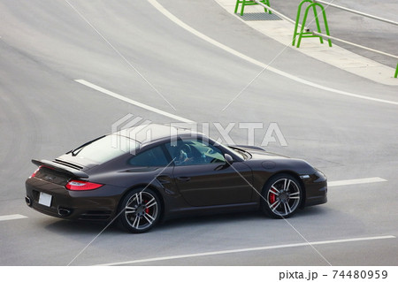 スポーツカーで飛ばす 74480959