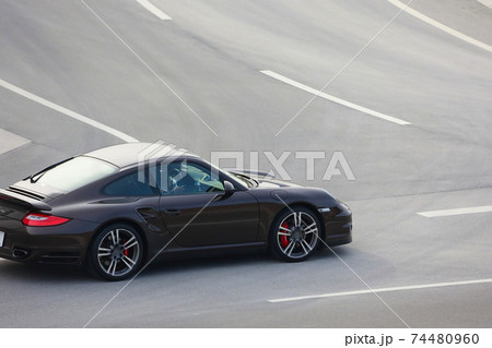 スポーツカーで飛ばす 74480960