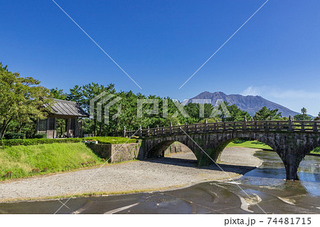 石橋記念公園西田橋と桜島の風景 鹿児島県鹿児島市 石橋記念公園西田橋と桜島の風景 鹿児島県鹿児島市 74481715