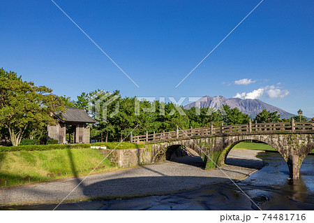石橋記念公園西田橋と桜島の風景 鹿児島県鹿児島市 石橋記念公園西田橋と桜島の風景 鹿児島県鹿児島市 74481716