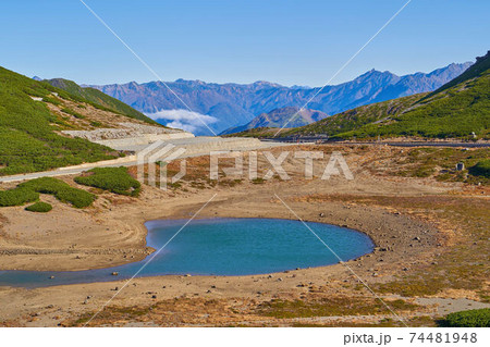 岐阜県(長野県)乗鞍岳の富士見岳の麓から鶴ヶ池と北アルプス(槍ヶ岳など)方面を見る 岐阜県(長野県)乗鞍岳の富士見岳の麓から鶴ヶ池と北アルプス(槍ヶ岳など)方面を見る 74481948
