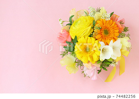 ガーベラのフラワーアレンジ 74482256