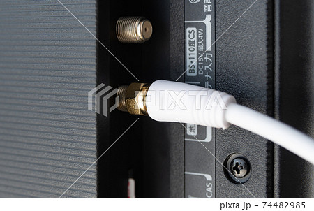 アンテナケーブルをテレビ背面に接続する　テレビ用アンテナ線　ストレートプラグ　F型 74482985