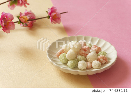 日本のイベント ひなまつり ひなあられと桃の花の写真素材