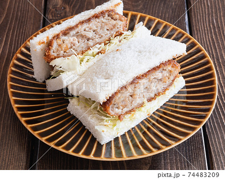 サクサクに揚げたメンチカツのサンドイッチ。 サクサクに揚げたメンチカツのサンドイッチ。 74483209