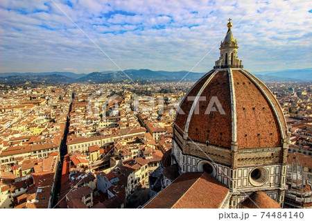 鱗雲とフィレンツェの街並み 鱗雲とフィレンツェの街並み 74484140