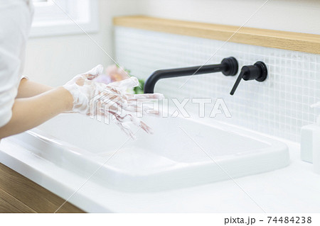 石鹸で手を洗う 74484238