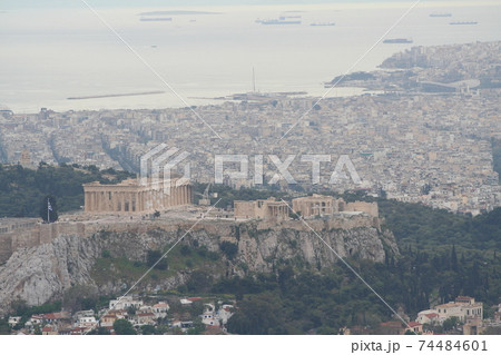 アテネの町並みとパルテノン神殿　ギリシャ　世界遺産 74484601