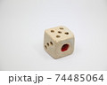 5が上を向いた陶器のサイコロ 74485064