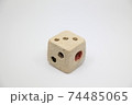 3が上を向いた陶器のサイコロ 74485065
