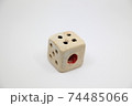 4が上を向いた陶器のサイコロ 74485066