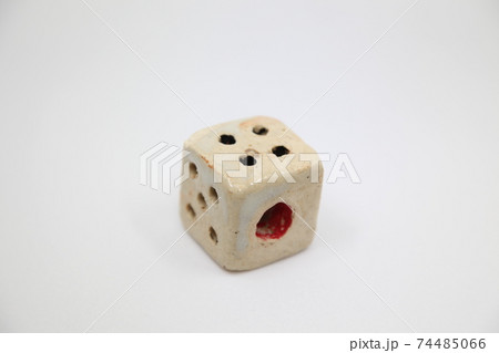 4が上を向いた陶器のサイコロ 4が上を向いた陶器のサイコロ 74485066