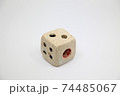 2が上を向いた陶器のサイコロ 74485067