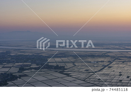 森山から春霞の八郎潟方向の夕景 74485118