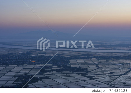 森山から春霞の八郎潟方向の夕景 74485123