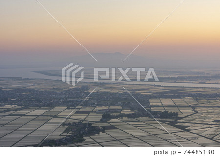 森山から春霞の八郎潟方向の夕景 森山から春霞の八郎潟方向の夕景 74485130