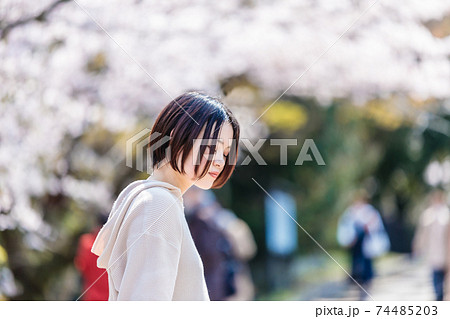 満開の桜と若い女性 74485203