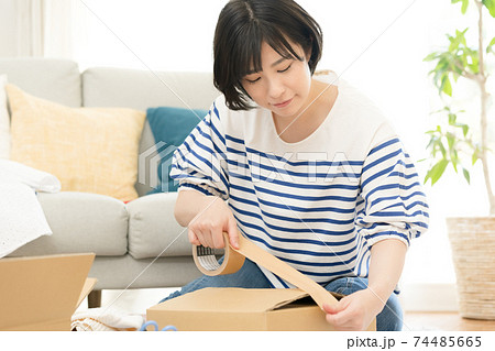 不要品整理する女性【梱包】 74485665