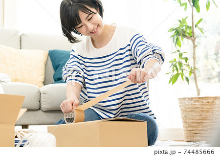 不要品整理する女性【梱包】 74485666