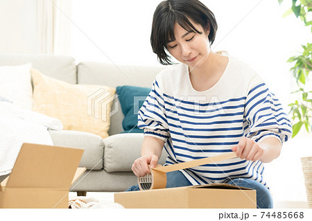 不要品整理する女性【梱包】 不要品整理する女性【梱包】 74485668