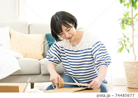 不要品整理する女性【梱包】 74485677