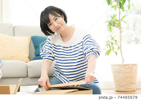 不要品整理する女性【梱包】 74485679