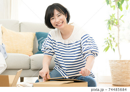 不要品整理する女性【梱包】 74485684