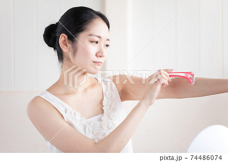 無駄毛を剃る女性（困る） 74486074