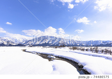 晴れた日の南魚沼の雪景色 74486575