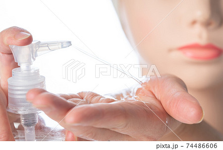 女性　オイル　手元 74486606