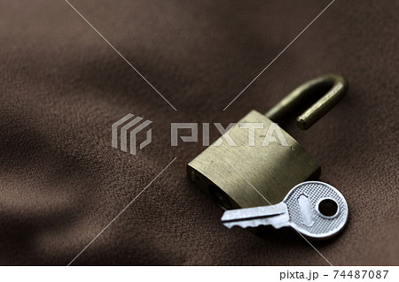 3本のネクタイと白い背景 3本のネクタイと白い背景 74487087