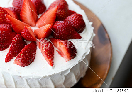 あまおう苺を使った手作りのワンホールショートケーキ あまおう苺を使った手作りのワンホールショートケーキ 74487399