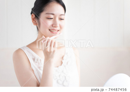 歯磨きする女性 74487456