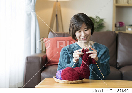 編み物をする若い女性 編み物をする若い女性 74487840