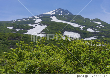 初夏の残雪の鳥海山を望む 初夏の残雪の鳥海山を望む 74488047