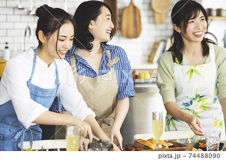 キッチンで料理をする女性 料理教室 キッチンで料理をする女性 料理教室 74488090