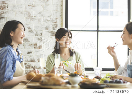 友達と楽しく食事をする女性 74488670