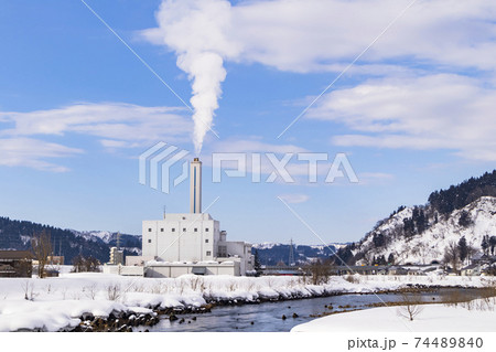 魚沼市 破間川から見たごみ処理施設 (エコプラント魚沼) 74489840