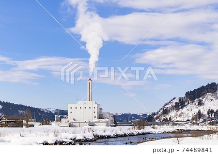 魚沼市 破間川から見たごみ処理施設 (エコプラント魚沼) 魚沼市 破間川から見たごみ処理施設 (エコプラント魚沼) 74489841