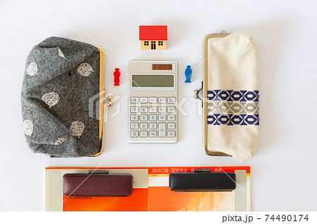 二つの財布と銀行通帳 夫婦 カップル 家計 ペアローン お金イメージ 74490174