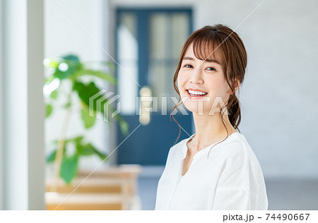 ナチュラルな若い女性 ナチュラルな若い女性 74490667
