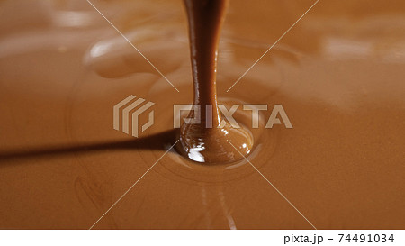 熱っして溶かした、とろけたチョコレート（ミルクチョコ） 74491034