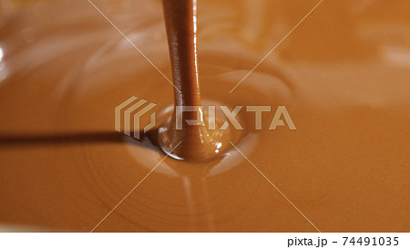 熱っして溶かした、とろけたチョコレート(ミルクチョコ) 熱っして溶かした、とろけたチョコレート(ミルクチョコ) 74491035