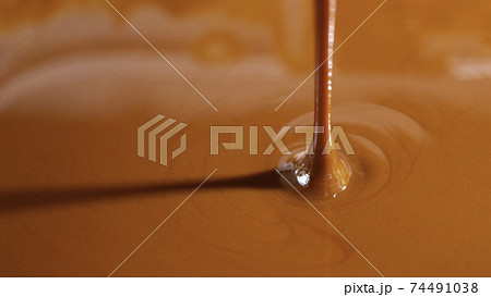 熱っして溶かした、とろけたチョコレート（ミルクチョコ） 74491038