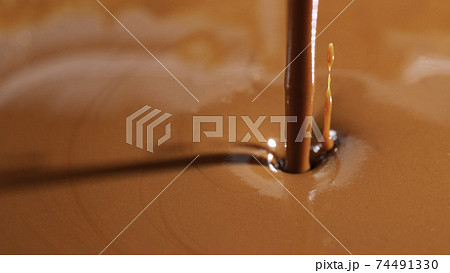 熱っして溶かした、とろけたチョコレート(ミルクチョコ) 熱っして溶かした、とろけたチョコレート(ミルクチョコ) 74491330