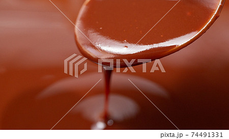 熱っして溶かした、とろけたチョコレート（ミルクチョコ） 74491331