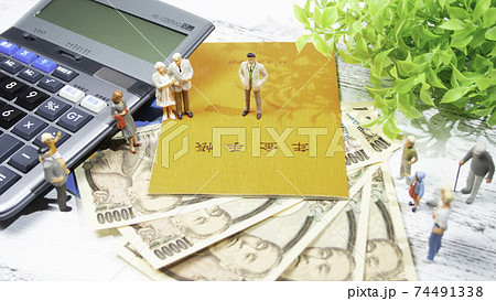 現役世代に支えられる国民年金、老後にもらえる年金額（日本） 74491338