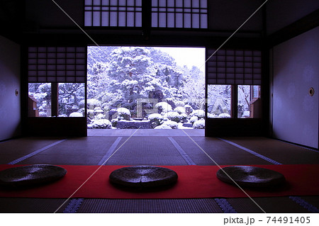 雪の庭で有名な京都妙満寺 74491405